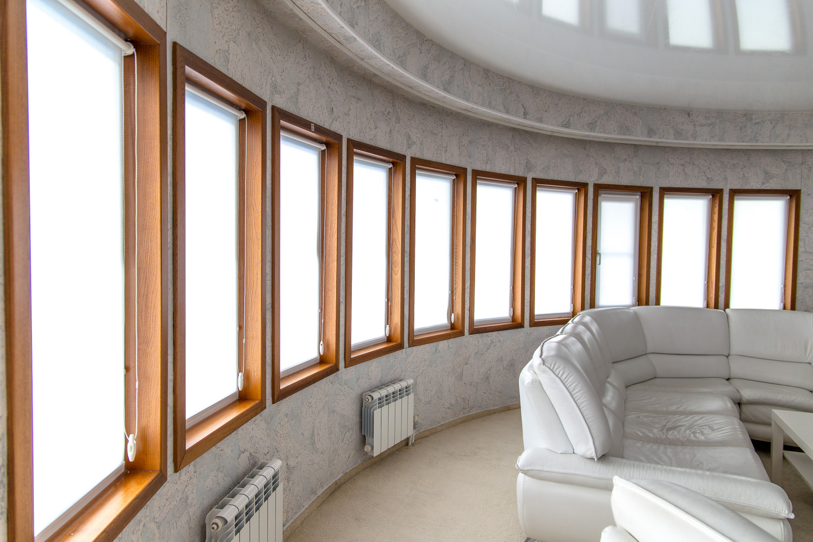 Рулонные шторы на створку окна. Проект на Яхте