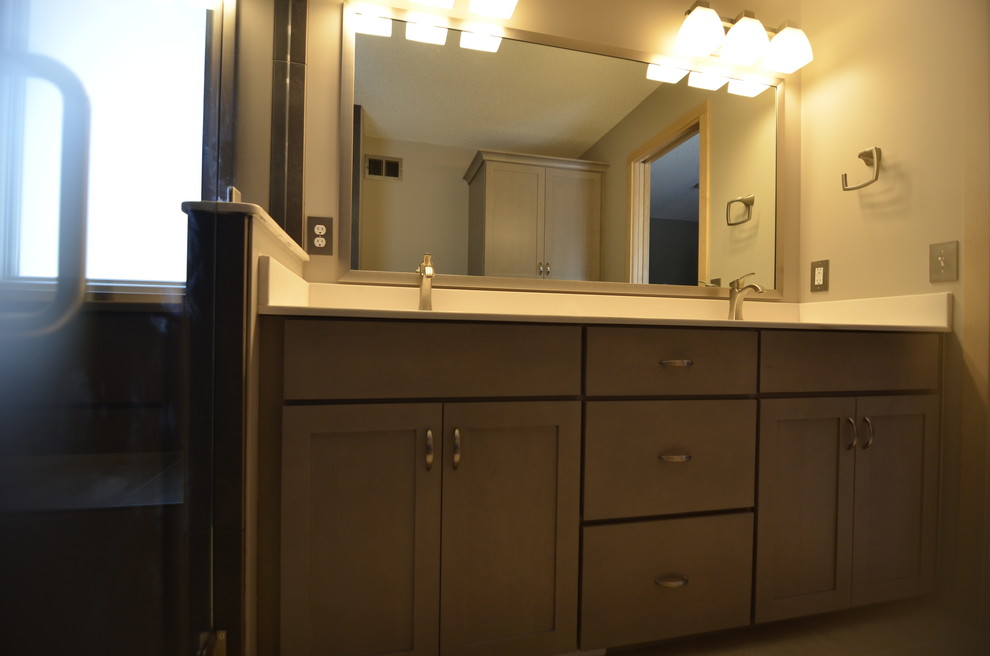 Example of a mid-sized transitional home design design in Minneapolis