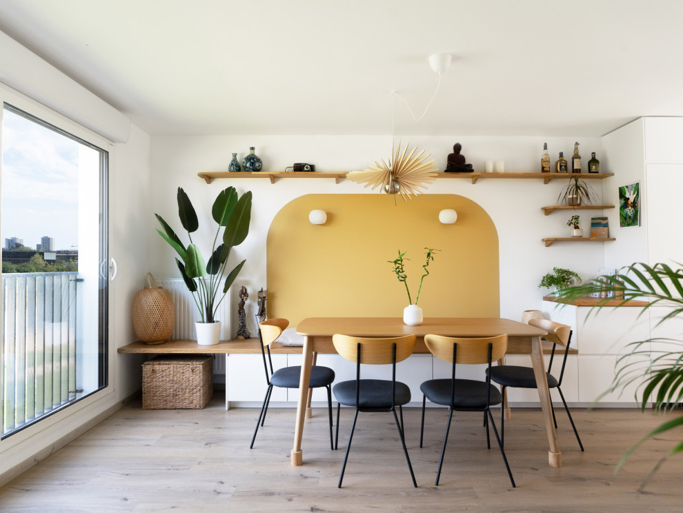 Идея дизайна: столовая в скандинавском стиле с с кухонным уголком, желтыми стенами, светлым паркетным полом и бежевым полом без камина