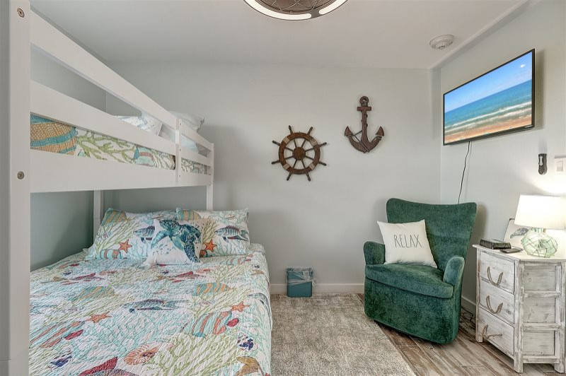 Esempio di una camera degli ospiti costiera di medie dimensioni con pareti blu, pavimento in gres porcellanato, nessun camino e pavimento grigio