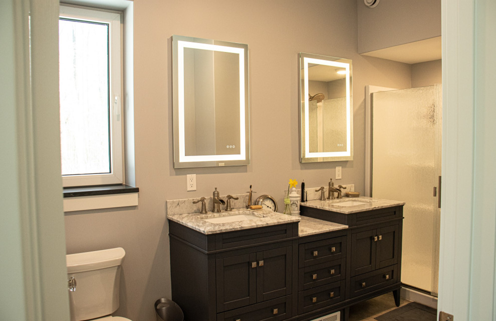 Foto på ett mellanstort vintage grå en-suite badrum, med skåp i shakerstil, grå skåp, en toalettstol med separat cisternkåpa, grå väggar, betonggolv, ett undermonterad handfat, granitbänkskiva, grått golv och dusch med gångjärnsdörr