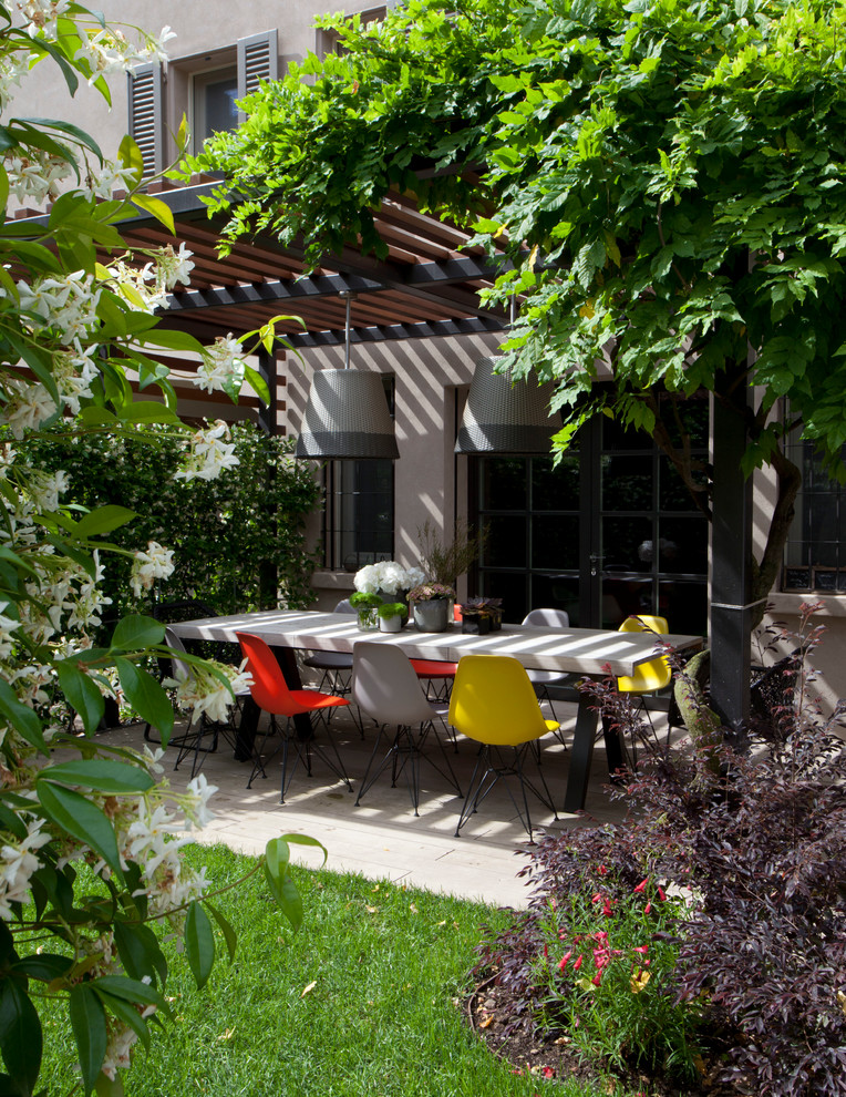 Design ideas for a contemporary patio in Milan.