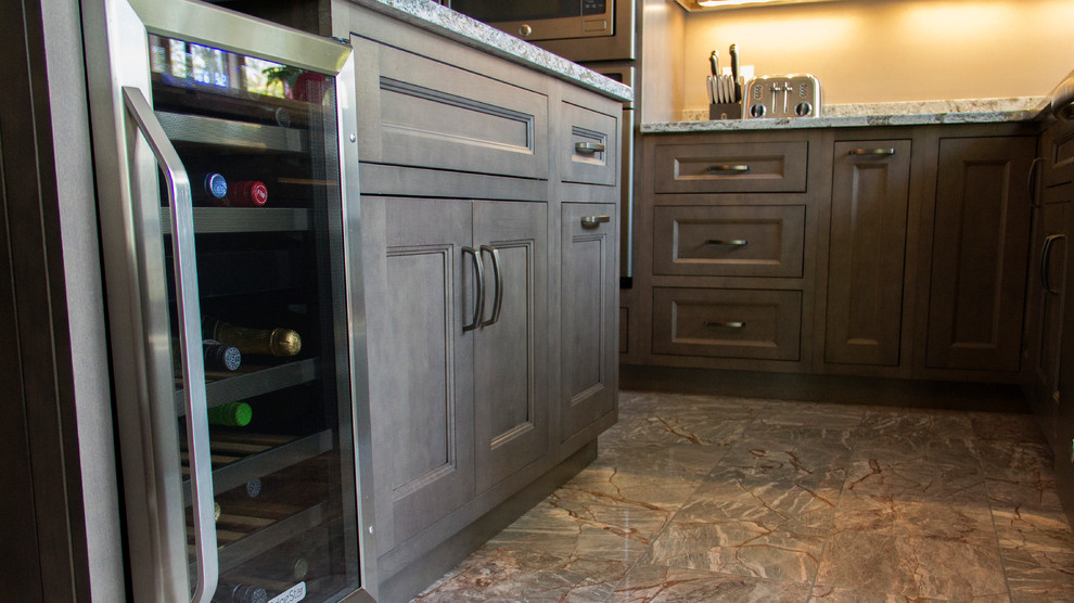 Kitchen - transitional kitchen idea