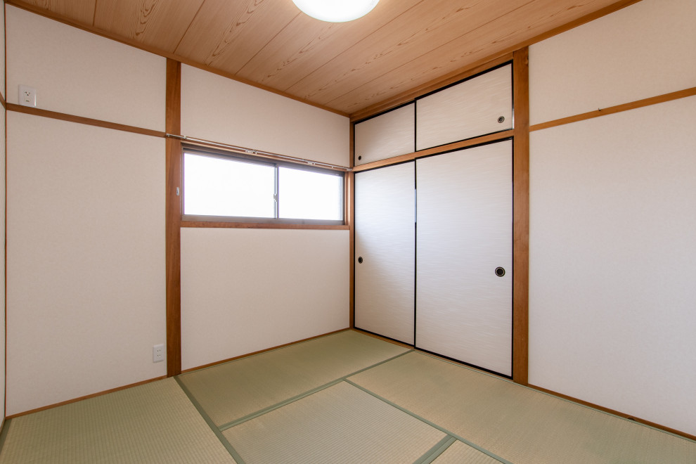 Esempio di un piccolo soggiorno etnico chiuso con pareti beige, pavimento in tatami, nessun camino, nessuna TV, pavimento verde, soffitto in legno e carta da parati