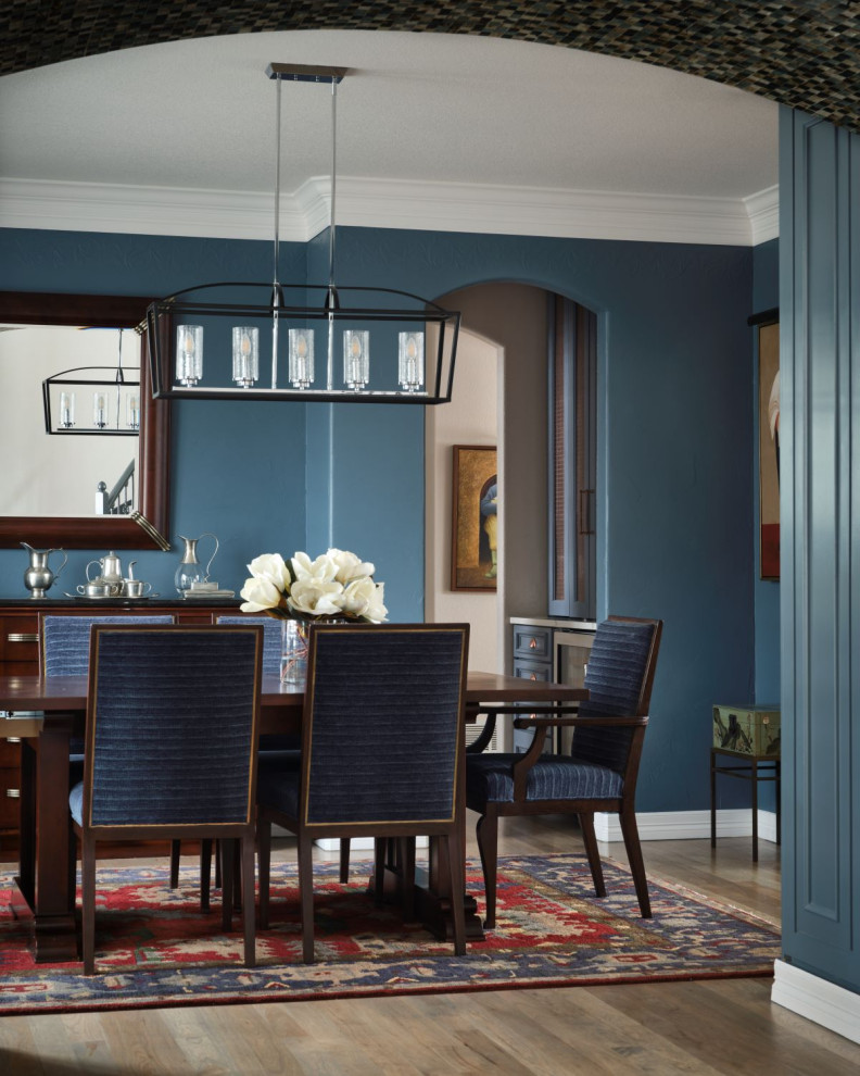 Inspiration pour une salle à manger traditionnelle de taille moyenne avec un mur bleu, un sol en bois brun, un sol marron et boiseries.
