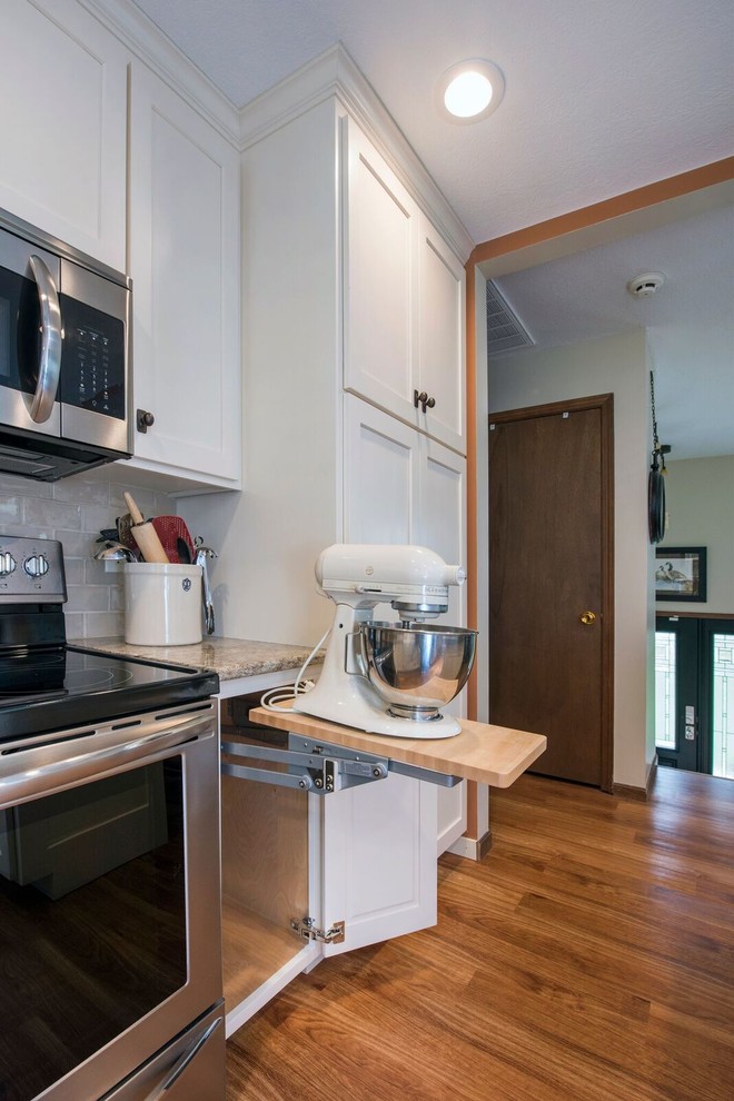 Kitchen - transitional kitchen idea in Columbus