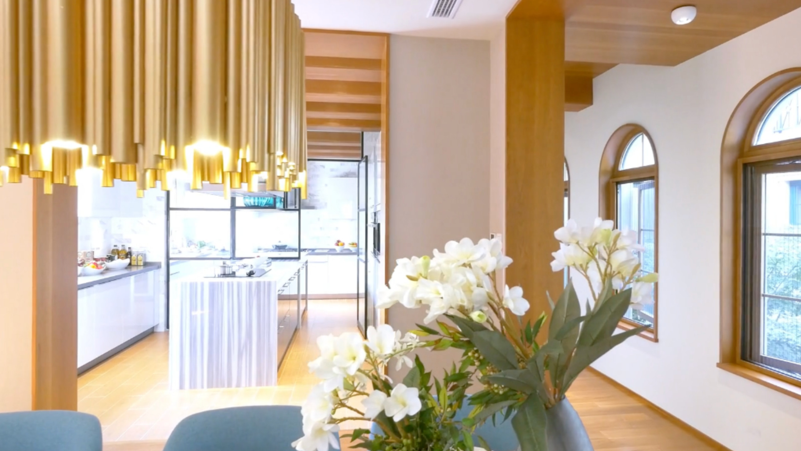 Glamorous Dining Room with Statement Decor in Beckenham