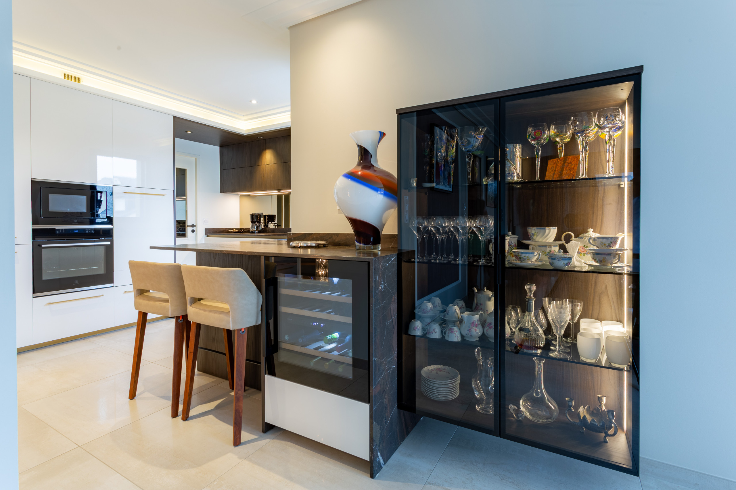 Création d'une cuisine chic et lumineuse dans une maison moderne