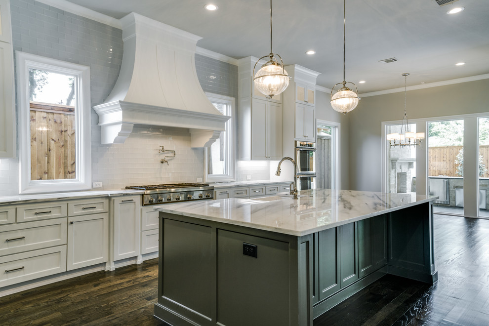 Kitchen - transitional kitchen idea in Dallas