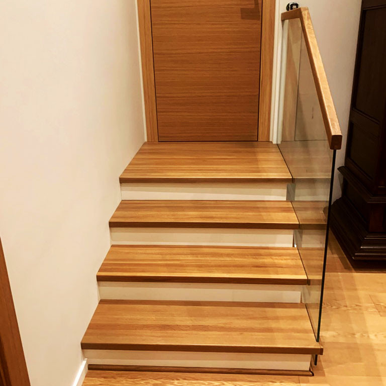 Облицовка деревом и стеклянные перила