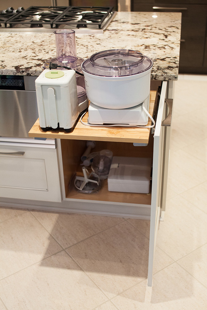 Transitional home design photo in Vancouver