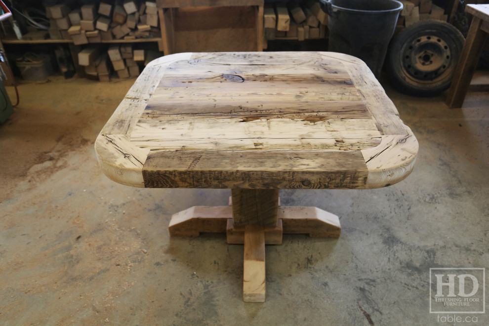Inspiration for a rustic home design remodel in Toronto