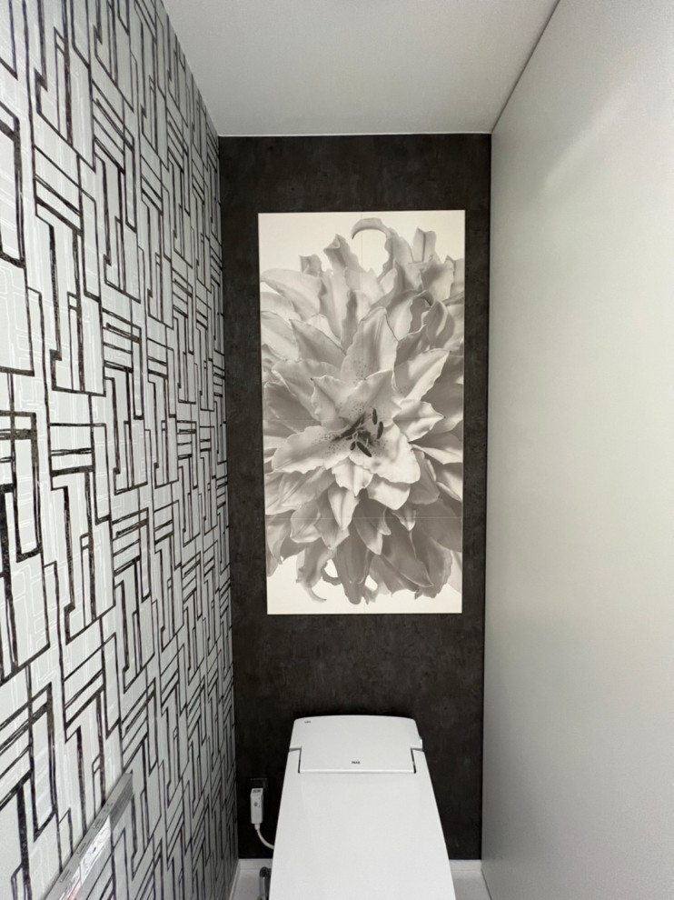 Пример оригинального дизайна: туалет в современном стиле с раздельным унитазом, черными стенами, белым полом, акцентной стеной и потолком с обоями