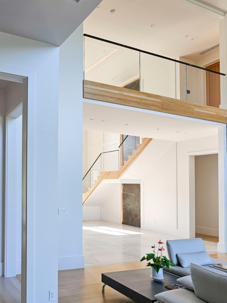 Источник вдохновения для домашнего уюта: огромная деревянная лестница на больцах в современном стиле с деревянными ступенями, перилами из смешанных материалов и панелями на стенах