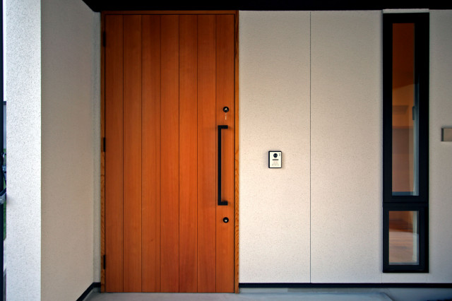 木製ドア moderno-ingresso
