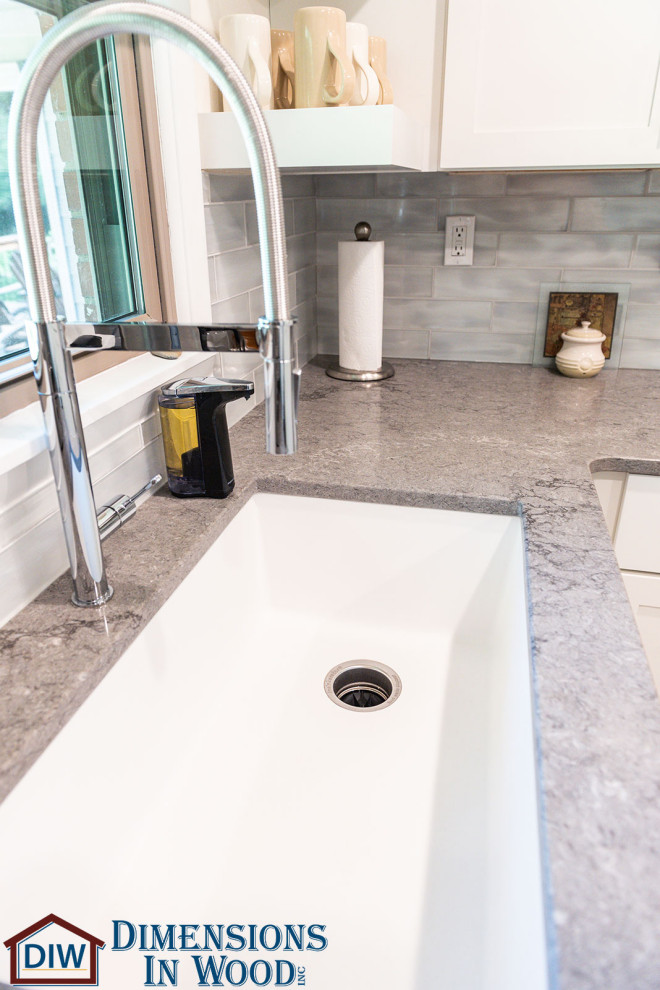 Ispirazione per una stanza da bagno tradizionale di medie dimensioni con ante con riquadro incassato, ante grigie, pavimento in gres porcellanato e pavimento bianco