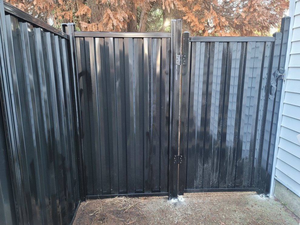 Idee per un grande privacy in giardino minimalista esposto in pieno sole dietro casa con recinzione in PVC