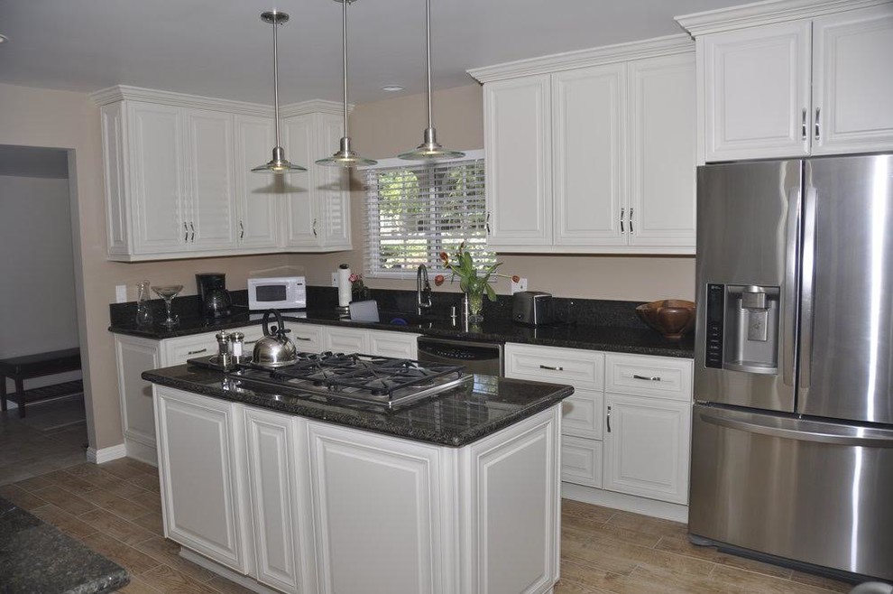 Transitional kitchen photo in Los Angeles
