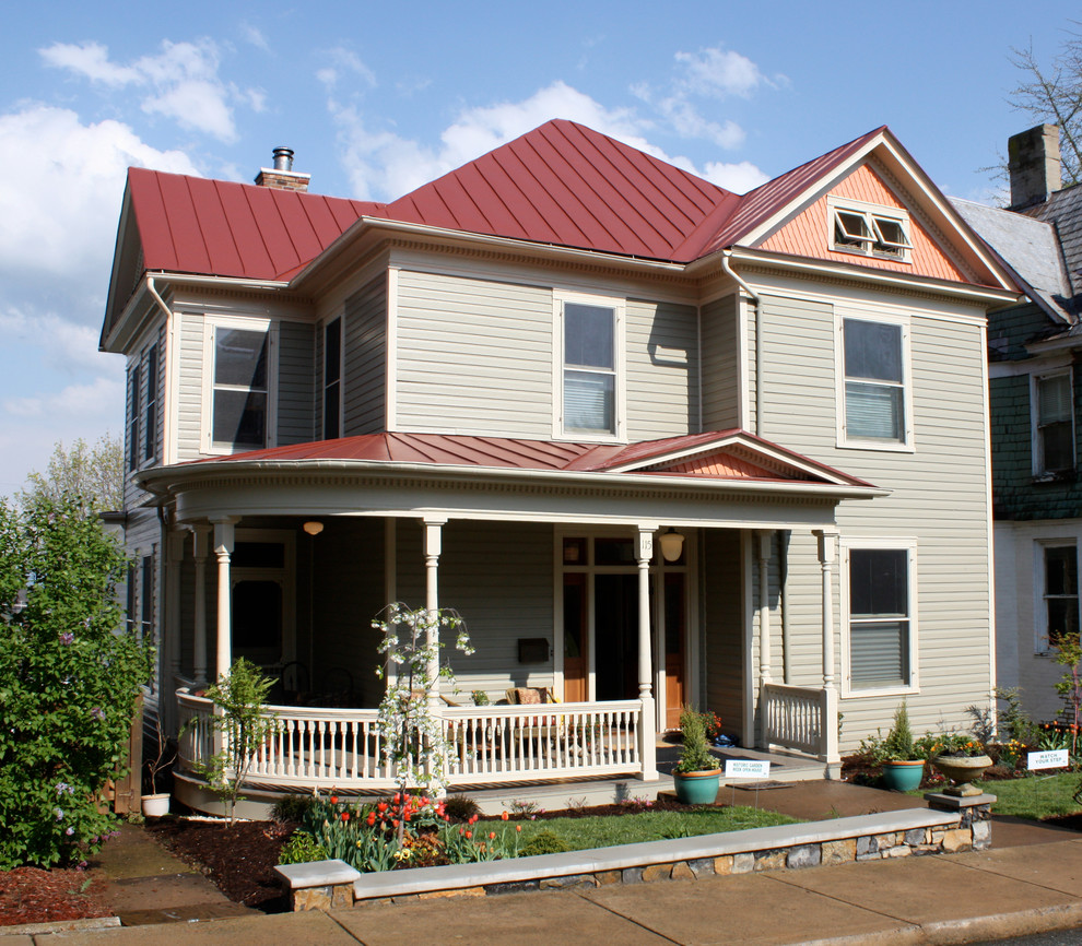 This is an example of a mid-sized eclectic home design in Richmond.