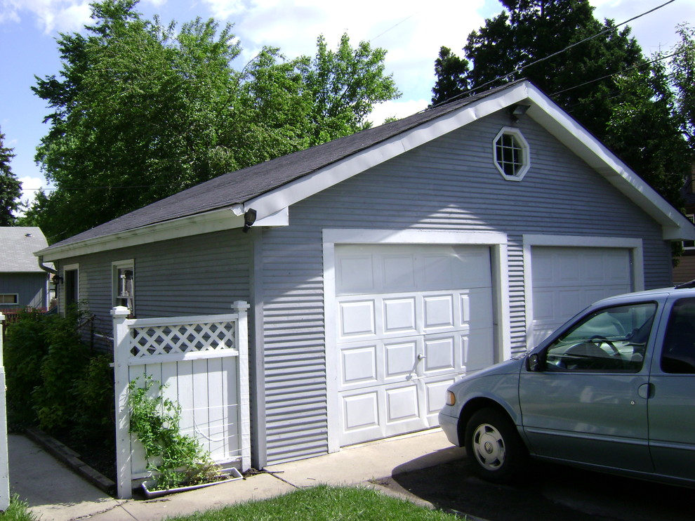 Design ideas for a traditional garage in Chicago.