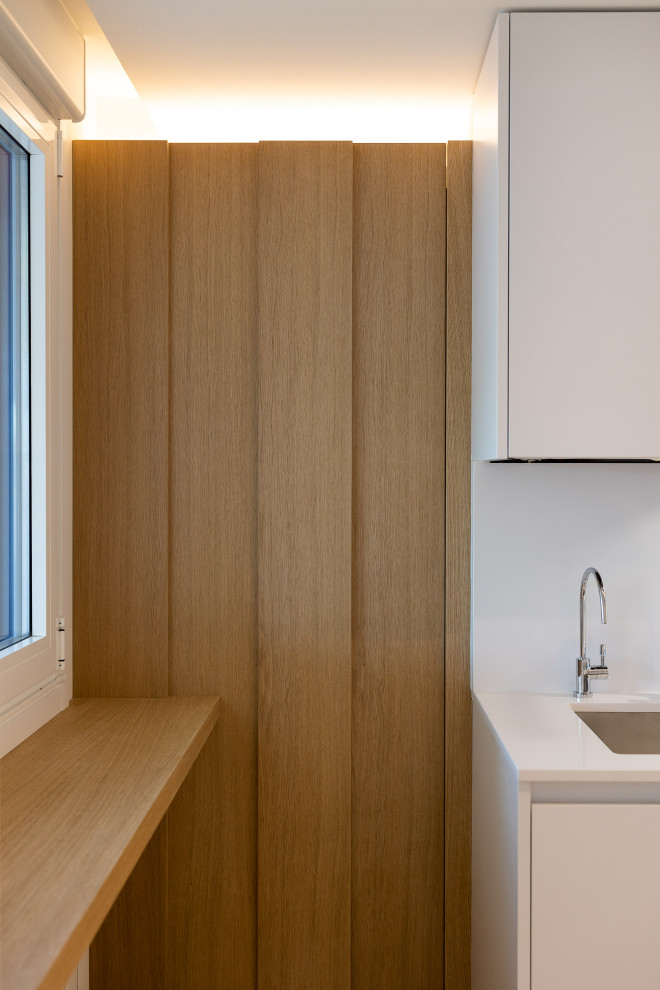 Offene, Einzeilige, Mittelgroße Moderne Küche mit Unterbauwaschbecken, flächenbündigen Schrankfronten, Quarzwerkstein-Arbeitsplatte, Küchenrückwand in Weiß, Rückwand aus Quarzwerkstein, Küchengeräten aus Edelstahl, beigem Boden und weißer Arbeitsplatte in Sonstige