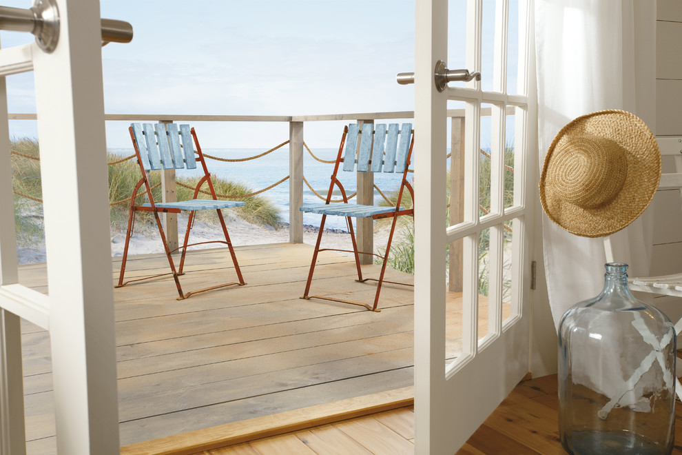Design ideas for a beach style balcony in Chicago.