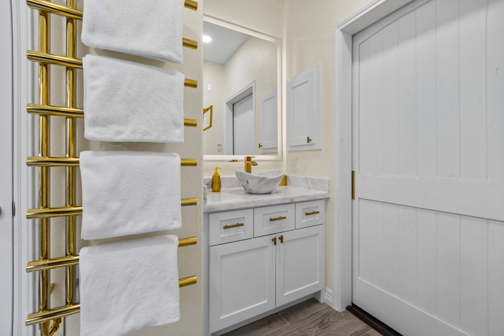 Idéer för att renovera ett mellanstort funkis vit vitt en-suite badrum, med skåp i shakerstil, vita skåp, en dubbeldusch, en bidé, vit kakel, porslinskakel, beige väggar, klinkergolv i porslin, ett fristående handfat, bänkskiva i kvartsit, brunt golv och dusch med gångjärnsdörr