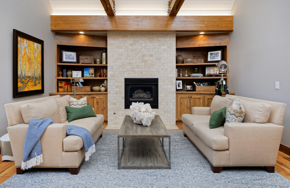 Réalisation d'une chambre parentale chalet de taille moyenne avec un mur bleu, un sol en bois brun, une cheminée standard et un manteau de cheminée en métal.