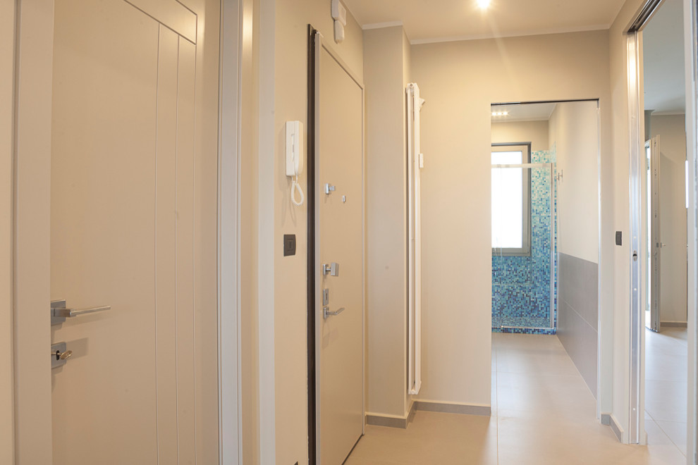 トゥーリンにあるコンテンポラリースタイルのおしゃれな玄関 (グレーの壁、磁器タイルの床、グレーのドア、グレーの床、折り上げ天井) の写真