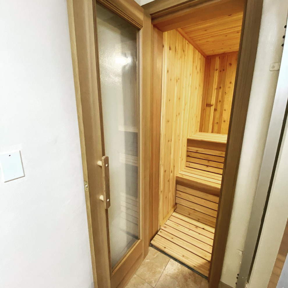 Immagine di una sauna chic di medie dimensioni