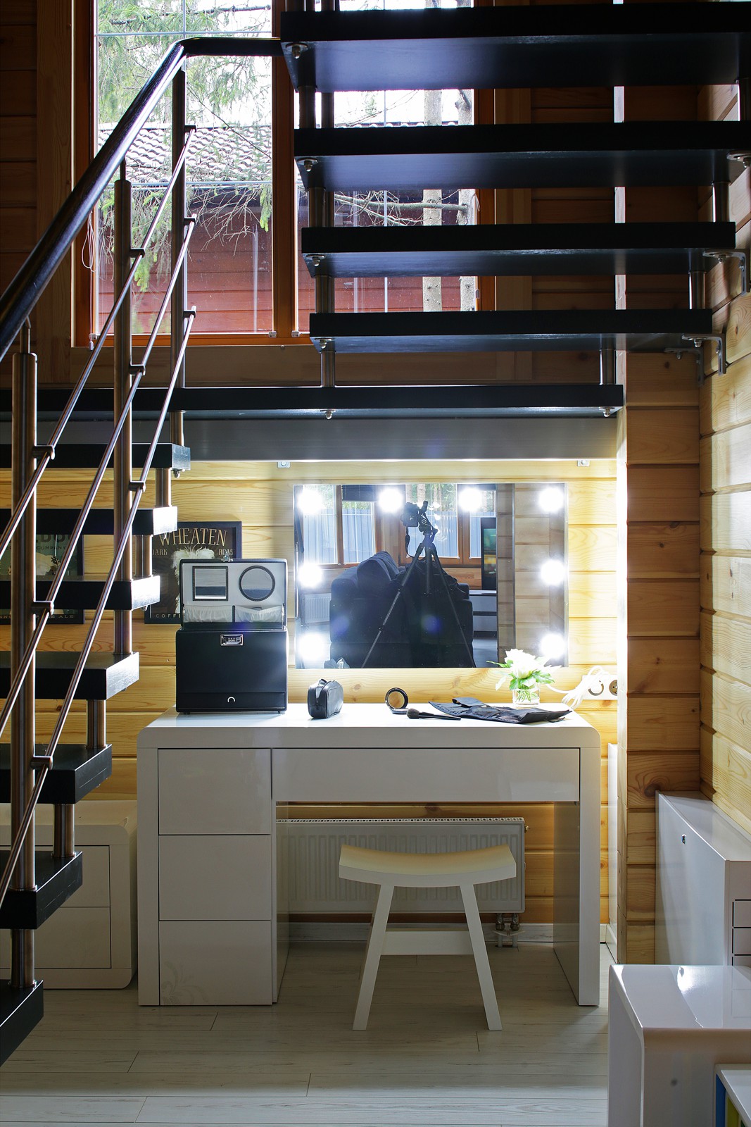 Лестница в доме из клееного бруса