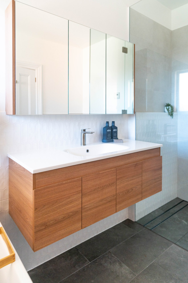 Design ideas for a contemporary bathroom in Hobart.