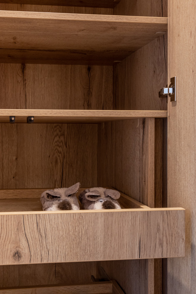 Встроенный распашной шкаф