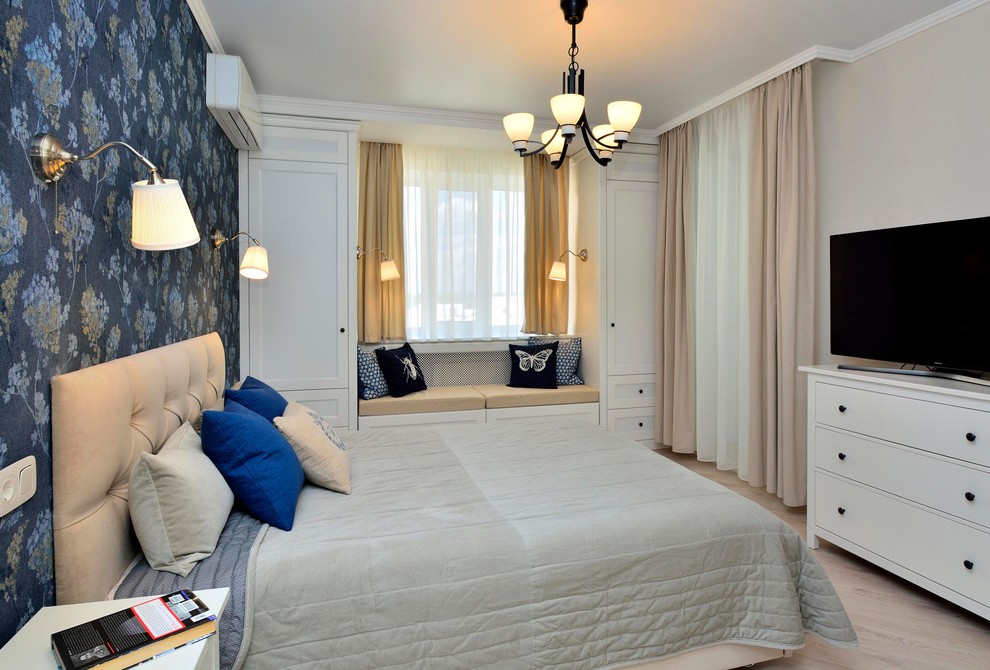 Foto de dormitorio principal escandinavo pequeño sin chimenea con paredes azules, suelo laminado y suelo beige