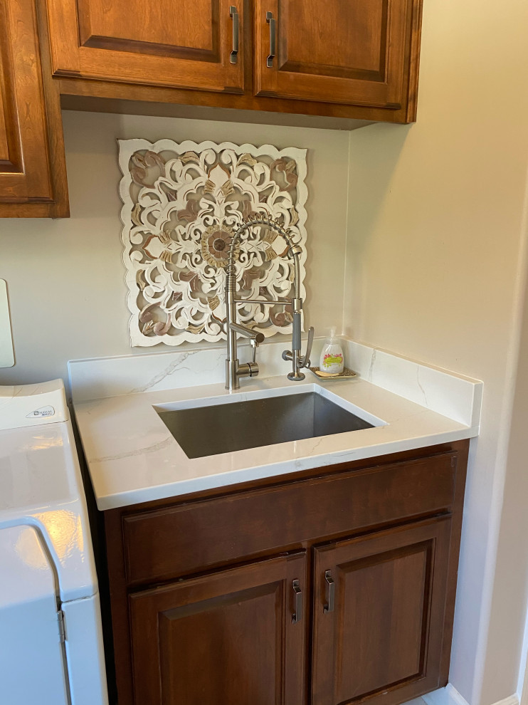 This is an example of a modern utility room in Chicago.