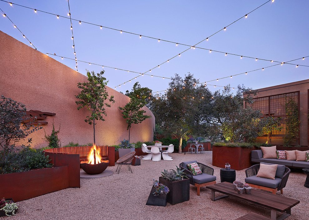 Photo of a contemporary courtyard patio in San Francisco with no cover, a fire feature and gravel.