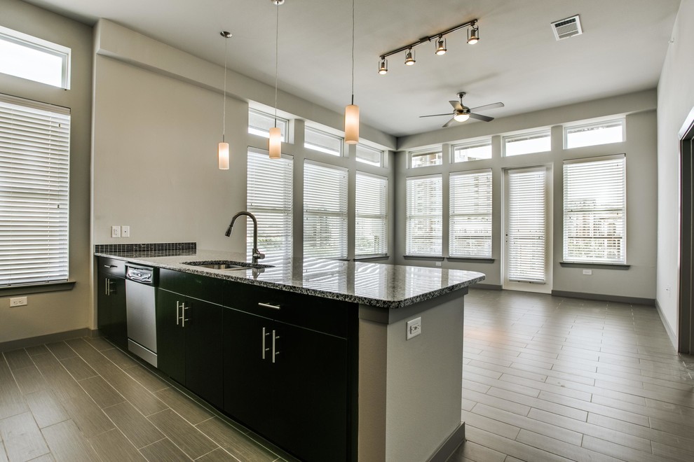 Kitchen - transitional kitchen idea in Houston