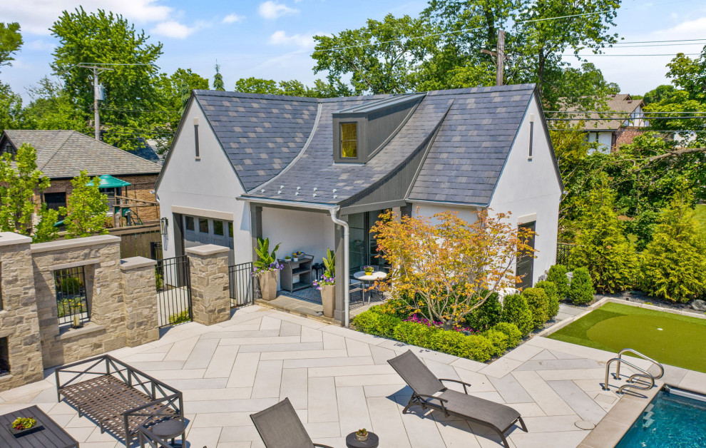 Transitional home design photo in Chicago