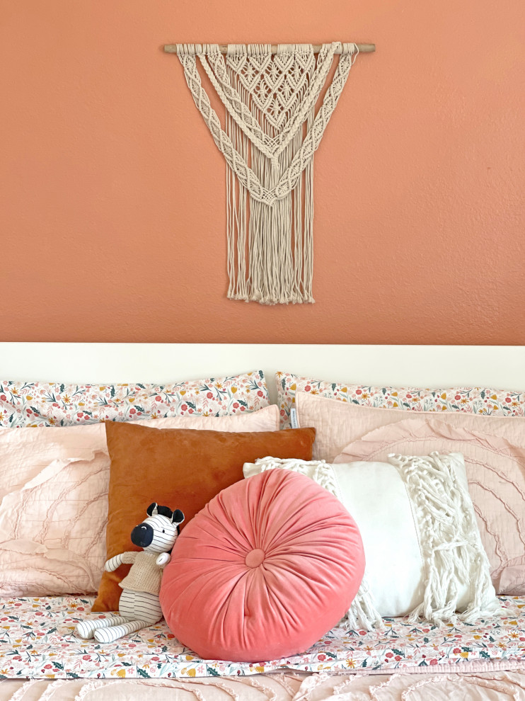 Exempel på ett mellanstort modernt flickrum kombinerat med sovrum och för 4-10-åringar, med orange väggar, mörkt trägolv och brunt golv