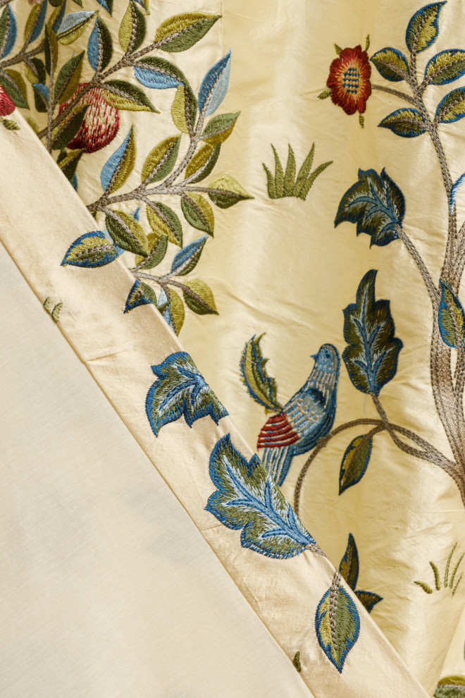 Шторы в гостиную наполненную историческими деталями