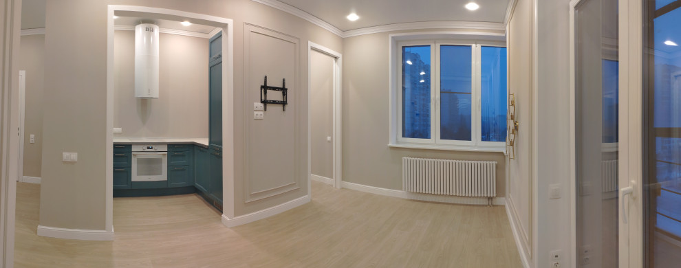 Immagine di un soggiorno contemporaneo di medie dimensioni e chiuso con sala formale, pareti beige, pavimento in laminato, nessun camino, TV a parete e pavimento beige