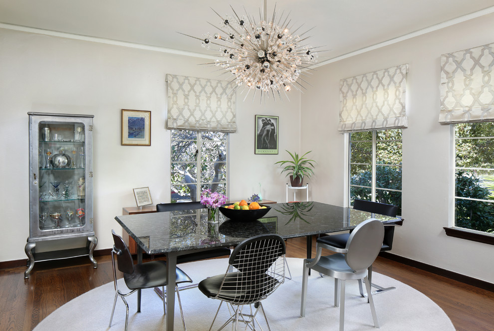 Ispirazione per una sala da pranzo minimalista di medie dimensioni con parquet scuro e pareti beige