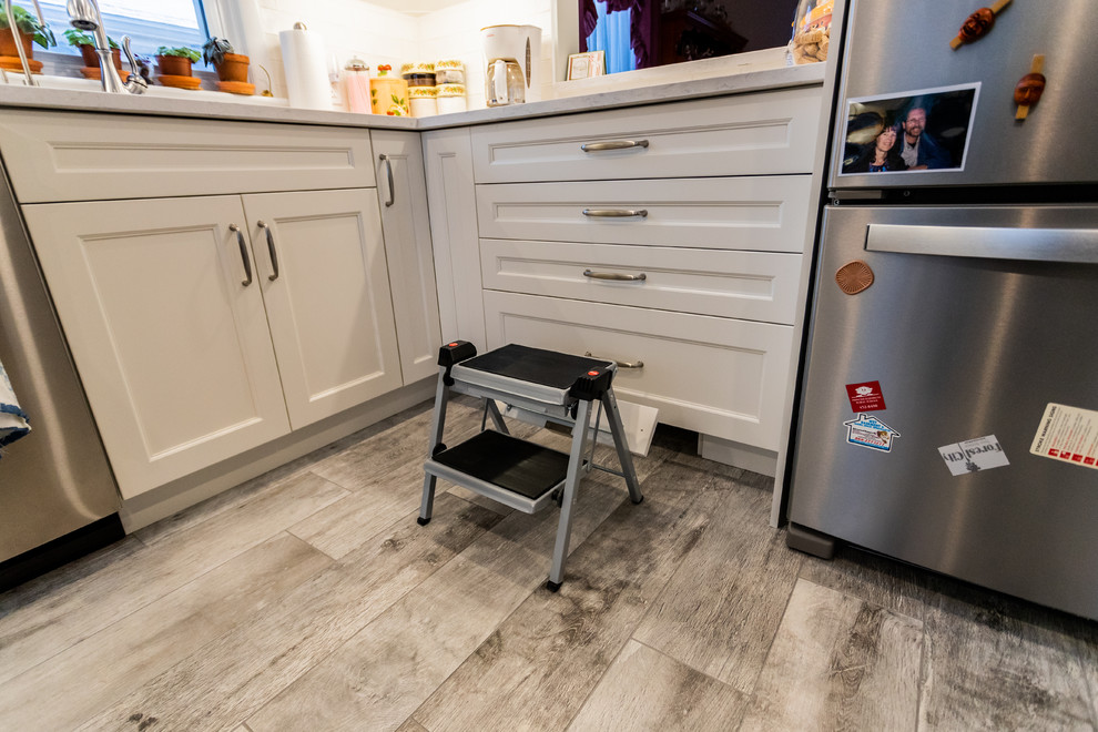 Example of a transitional kitchen design in Toronto