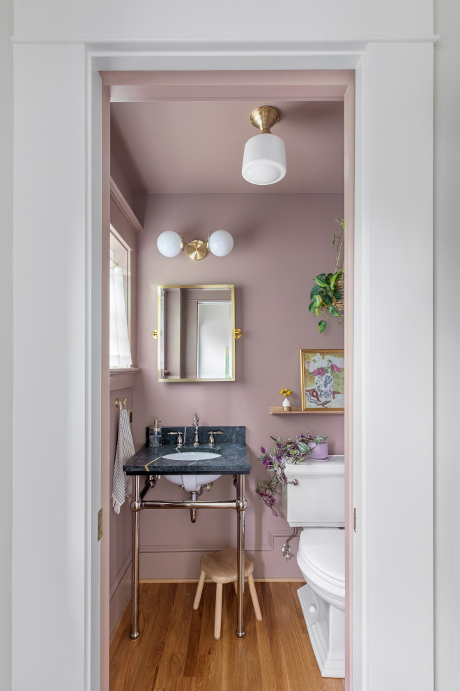 Mittelgroße Klassische Gästetoilette mit Wandtoilette mit Spülkasten, rosa Wandfarbe, braunem Holzboden, Unterbauwaschbecken, Speckstein-Waschbecken/Waschtisch, braunem Boden, schwarzer Waschtischplatte und freistehendem Waschtisch in Portland