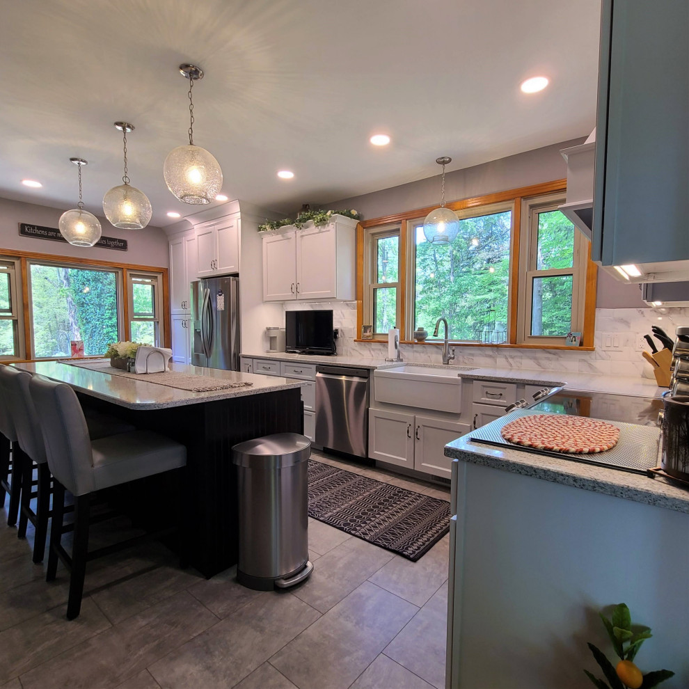 Kitchen - mid-sized transitional kitchen idea