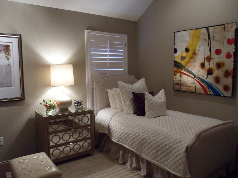 Mid-sized transitional guest bedroom in Dallas with beige walls, medium hardwood floors and no fireplace.