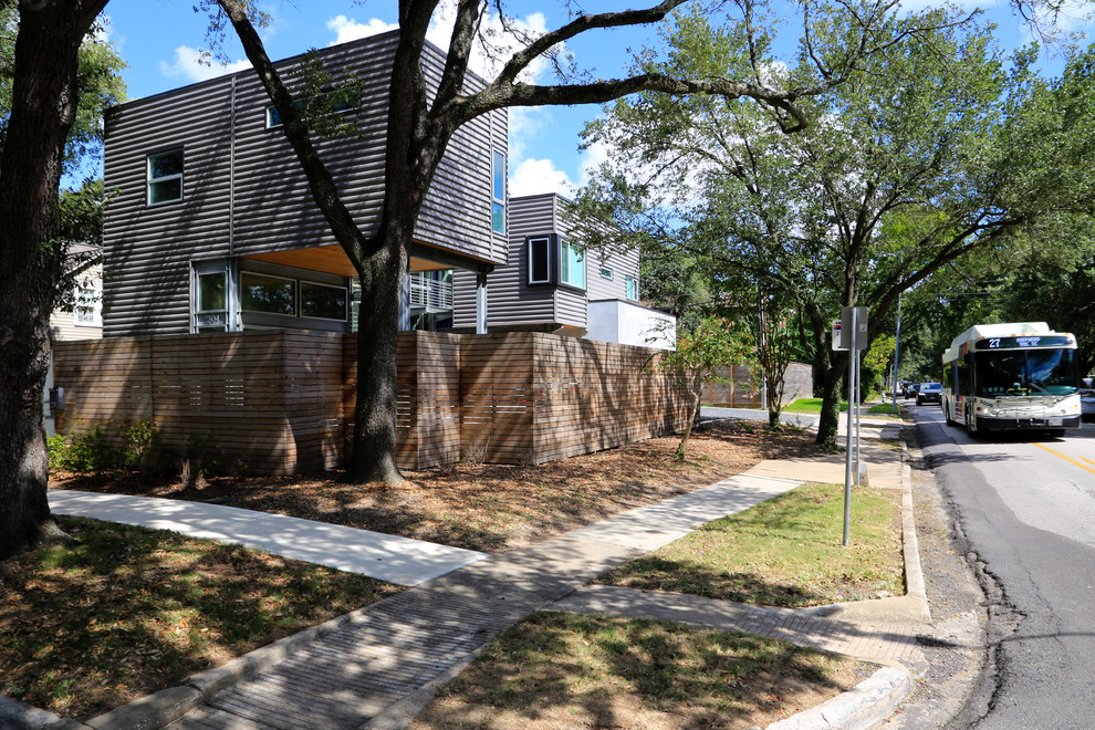 Mittelgroßes, Zweistöckiges Modernes Einfamilienhaus mit Metallfassade und Flachdach in Houston