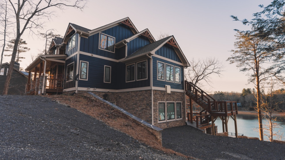 Inspiration pour une grande façade de maison bleue chalet à deux étages et plus avec un toit en shingle et un toit gris.