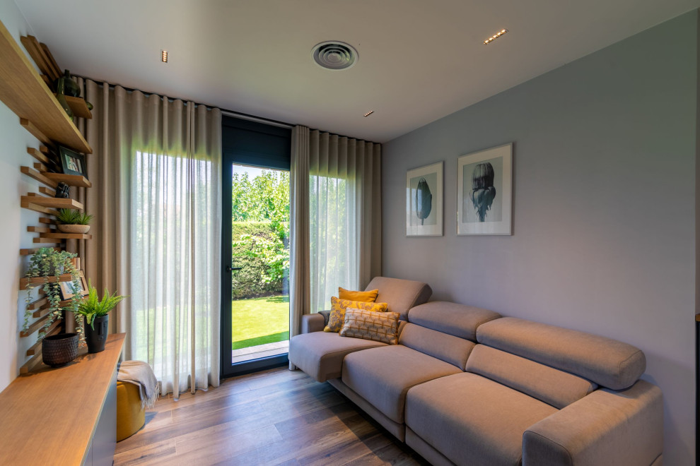 Imagen de comedor rústico pequeño abierto con paredes blancas, suelo de baldosas de porcelana, suelo marrón, madera y cuadros