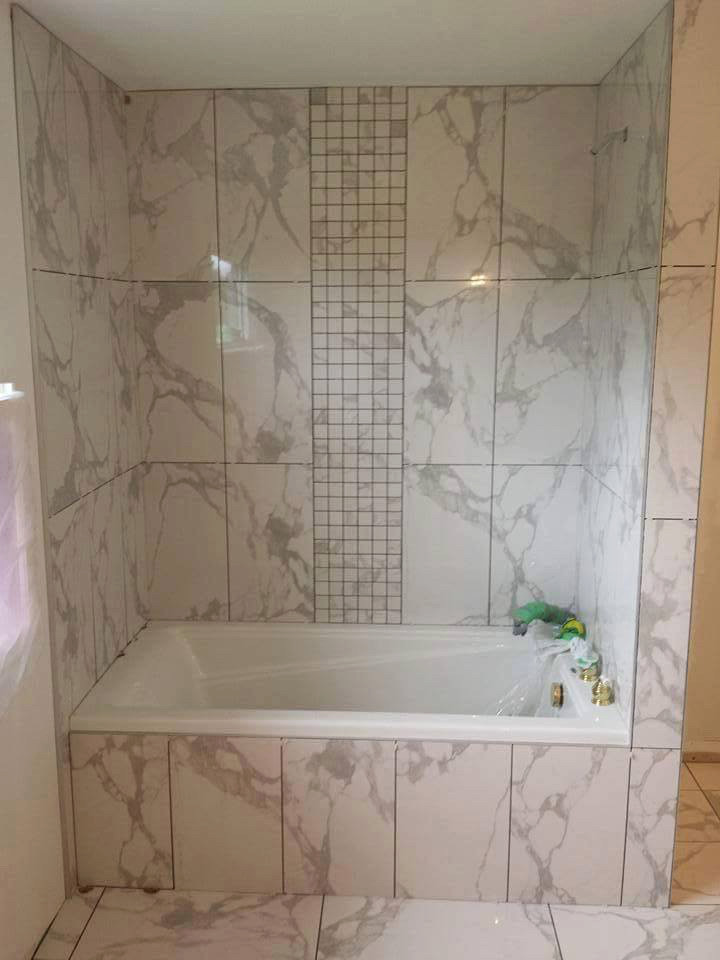 Inspiration för badrum, med ett badkar i en alkov, en dusch/badkar-kombination, vit kakel, porslinskakel, vita väggar, klinkergolv i porslin, vitt golv och dusch med duschdraperi